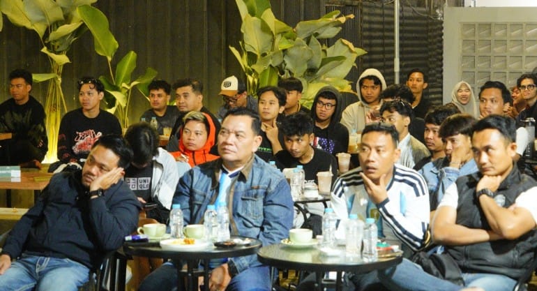 Kasatlantas Polres Ponorogo AKP Dewo Wishnu Setya Kusuma nobar bersama masyarakat
