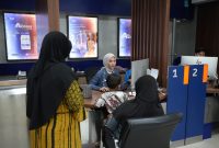 KAI Daop 8 Surabaya saat layani pelanggan