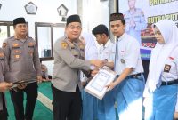 Kapolres Jombang AKBP Ardi Kurniawan serahkan beasiswa