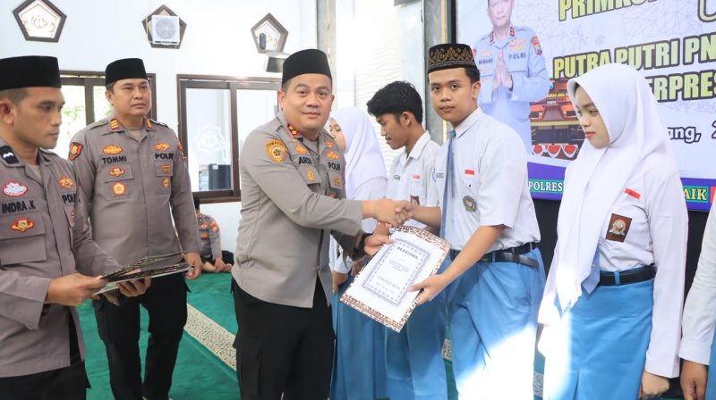 Kapolres Jombang AKBP Ardi Kurniawan serahkan beasiswa