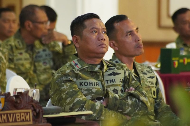 Danrem 084/Bhaskara Jaya Brigjen TNI Kohir saat rapat di Kodam V/Brawijaya