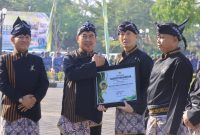 Kapolres Madiun AKBP Kemas Indra Natanegara terima penghargaan dari Bupati Madiun H. Hari Wuryanto