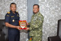 Danrem 084/Bhaskara Jaya Brigjen TNI Kohir bersama kepala Bea Cukai Jawa Timur Rusman Hadi