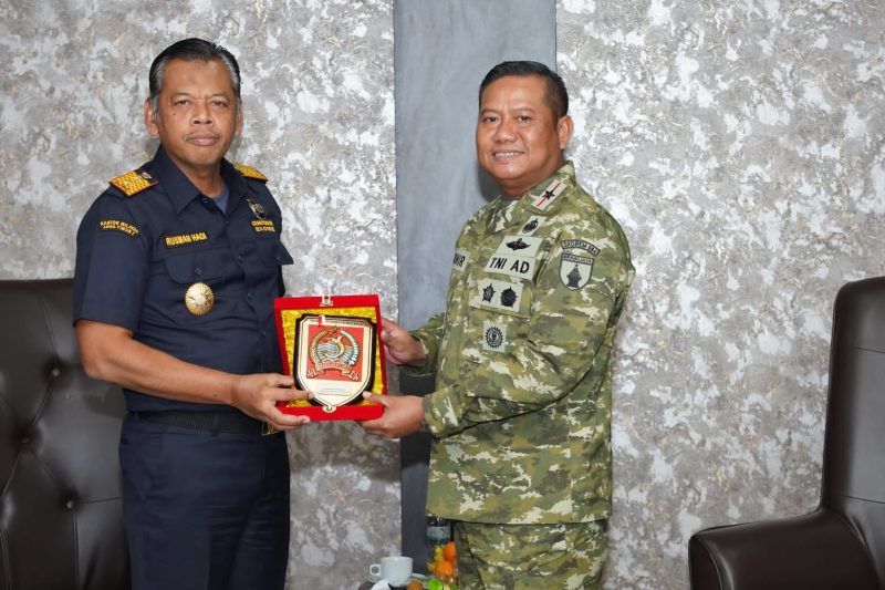 Danrem 084/Bhaskara Jaya Brigjen TNI Kohir bersama kepala Bea Cukai Jawa Timur Rusman Hadi