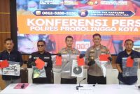 Kapolres Probolinggo Kota AKBP Rico Yumasri tunjukkan barang bukti