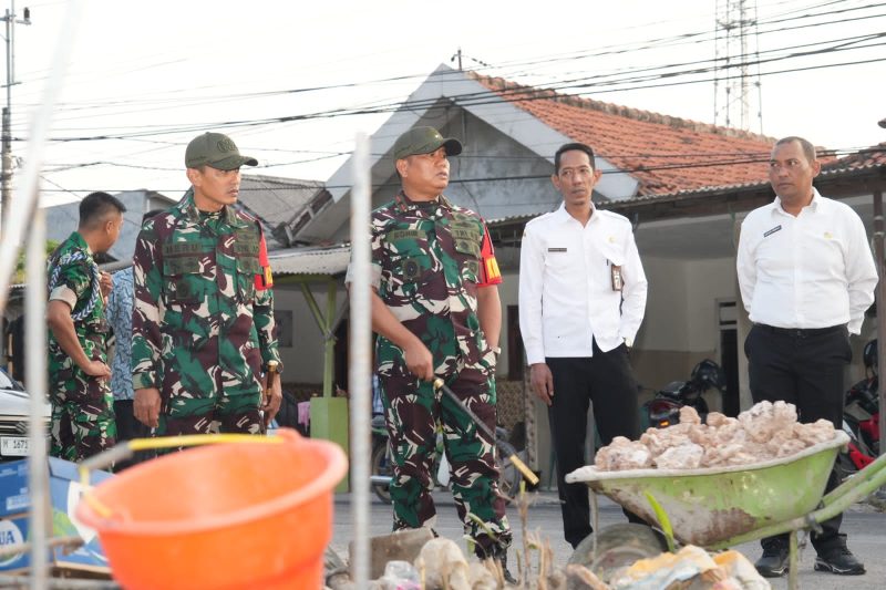 Danrem 084/Bhaskara Jaya Brigjen TNI Kohir tinjau Karya Bakti TNI AD di Madura