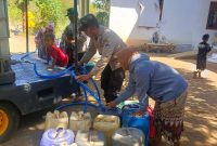 Polres Pasuruan salurkan air bersih untuk warga