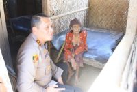Kapolres Bondowoso AKBP Dr Aryo Dwi Wibowo sambangi nenek sebatangkara