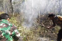 Polsek Sine bantu padamkan kebakaran lahan di kawasan Bukit Gogor