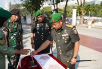 Danrem 084/Bhaskara Jaya Brigjen TNI Kohir saat ziarah di TMP 10 Nopember