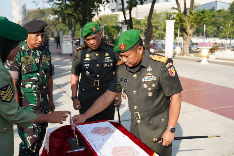 Danrem 084/Bhaskara Jaya Brigjen TNI Kohir saat ziarah di TMP 10 Nopember