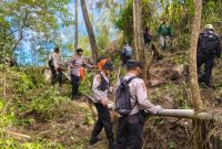 Polres Magetan bersama Perhutani lakukan sekat bakar di kawasan hutan Cemorosewu