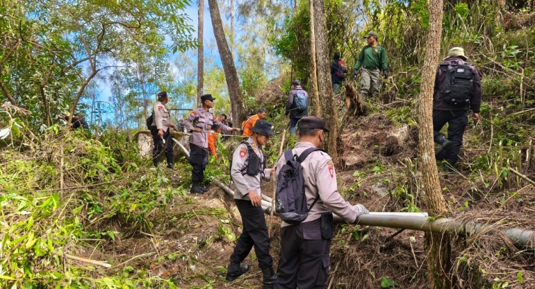 Polres Magetan bersama Perhutani lakukan sekat bakar di kawasan hutan Cemorosewu