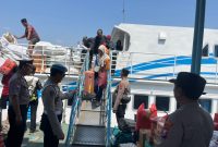 Polsek Pelabuhan Gresik kawal kedatangan penumpang KM E.B 6F dari Pulau Bawean