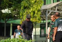 Danrem 084/Bhaskara Jaya Brigjen TNI Kohir saat panen sayuran bersama prajurit dan PNS