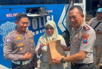 Wakapolresta Sidoarjo AKBP Mohammad Zainur Rofik didampingi Kasat Lantas resmikan layanan SIM keliling
