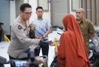 Kabid Humas Polda Jatim Kombespol Jules Abraham Abast kembalikan barang bukti pemiliknya
