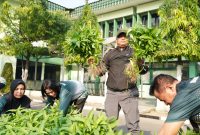 Danrem 084/Bhaskara Jaya Brigjen TNI Kohir saat panen sayuran