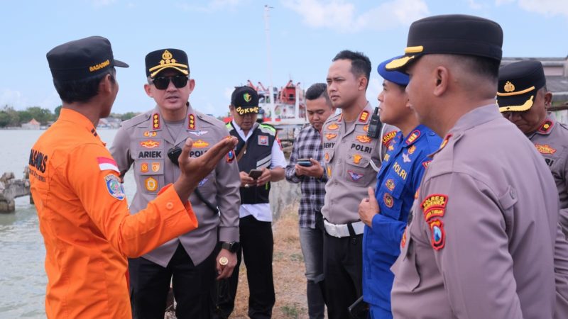 Kapolresta Sumenep Kombespol Ariek Indra Sentanu tinjau lokasi kebakaran KM Mutiara Sentosa II