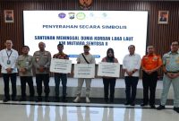 Wamenhub Komjen Pol (Purn) Drs. Suntana serahkan bantuan untuk korban KM Mutiara Sentosa II
