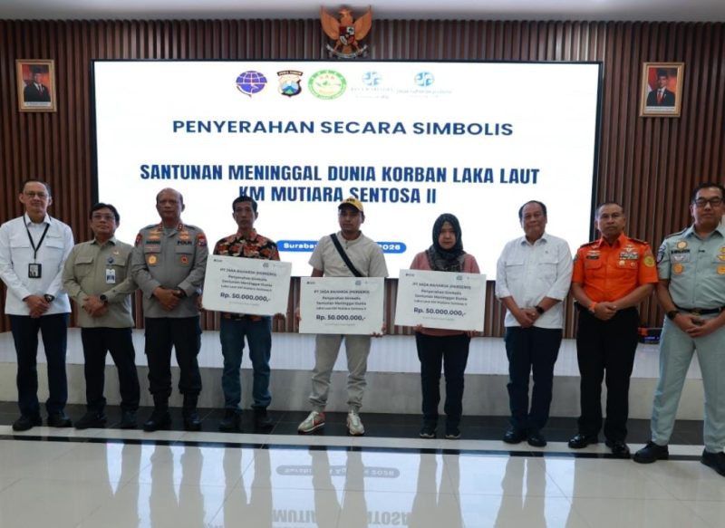 Wamenhub Komjen Pol (Purn) Drs. Suntana serahkan bantuan untuk korban KM Mutiara Sentosa II