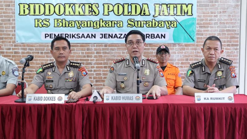 Kabid Humas Polda Jatim Kombespol Jules Abraham Abast berikan keterangan