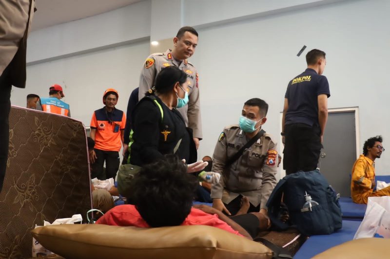 Kapolres Pelabuhan Tanjung Perak Surabaya AKBP Irwan Kurniawan pastikan penanganan kebakaran KM Mutiara Sentosa II maksimal