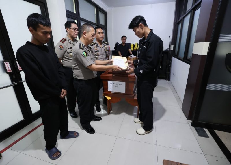 Polda Jatim serahkan 2 jenazah korban KM Mutiara Sentosa II