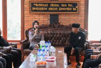 Kapolres Bojonegoro AKBP Yenni Diarty silaturahmi ke Padepokan PSHT, ketua PSHT cabang Bojonegoro Wahyu Subakdiono