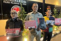 Kasatresnarkoba Polres Pelabuhan Tanjung Perak Surabaya AKP Adik Agus Putrawan tunjukkan barang bukti