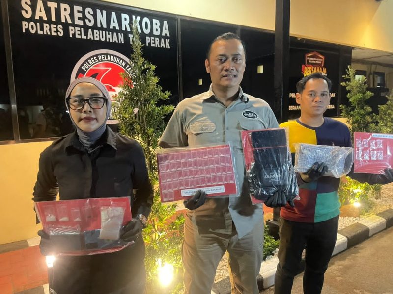 Kasatresnarkoba Polres Pelabuhan Tanjung Perak Surabaya AKP Adik Agus Putrawan tunjukkan barang bukti