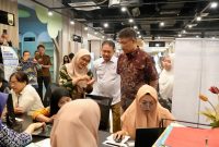 Perwakilan DJP, BPOM, dan DPMPTSP Kota Surabaya melakukan pengecekan lapangan pada loket layanan di MPP Kota Surabaya.