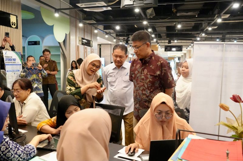 Perwakilan DJP, BPOM, dan DPMPTSP Kota Surabaya melakukan pengecekan lapangan pada loket layanan di MPP Kota Surabaya.