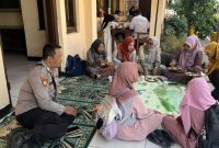Makan bareng warga di Polsek Wringinanom