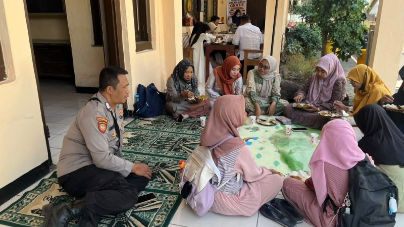 Makan bareng warga di Polsek Wringinanom