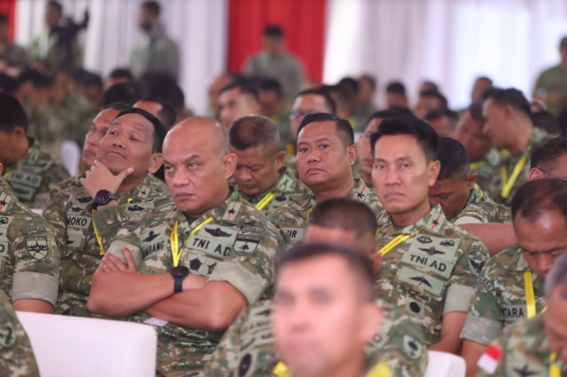 Danrem 084/Bhaskara Jaya Brigjen TNI Kohir saat hadiri Apel Dansat