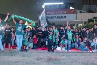 Bonek Mania dukung Persebaya dari lapangan Mapolda
