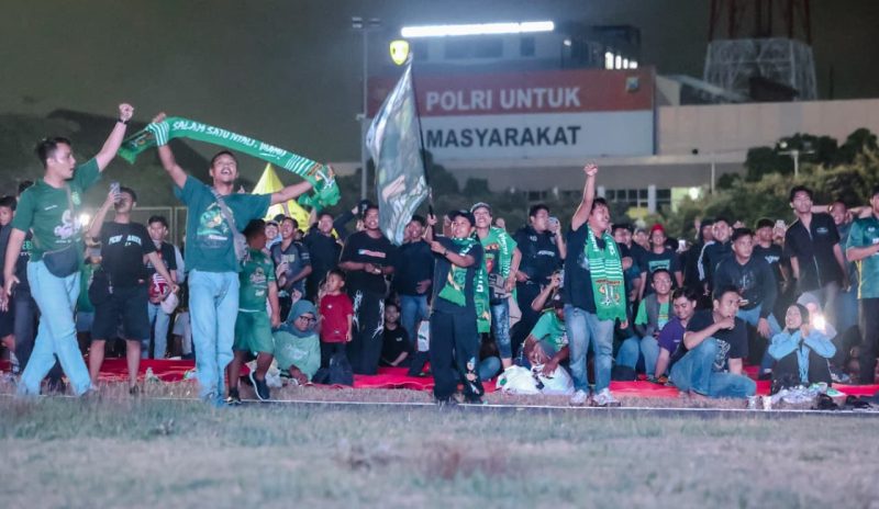 Bonek Mania dukung Persebaya dari lapangan Mapolda
