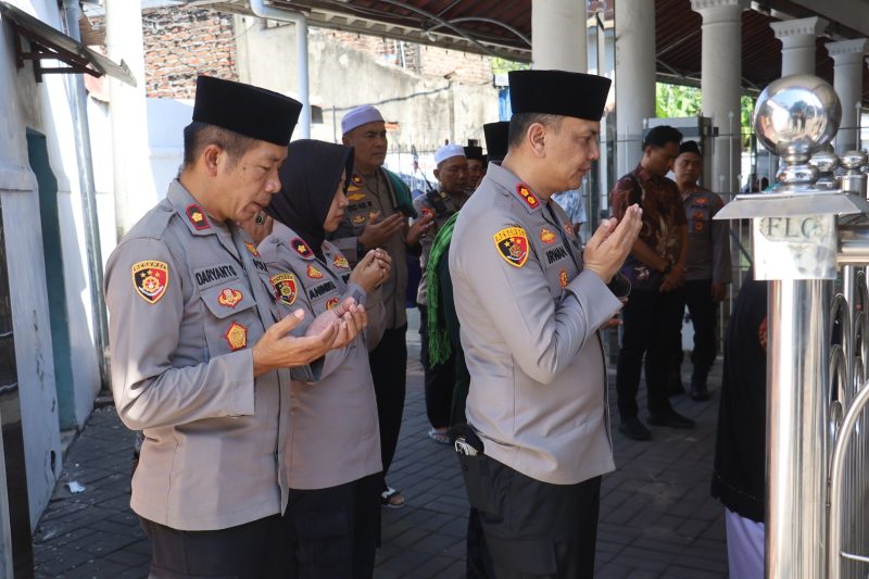 Kapolres Pelabuhan Tanjung Perak Surabaya AKBP Irwan Kurniawan ziarah dan silaturahmi ke Sunan Ampel