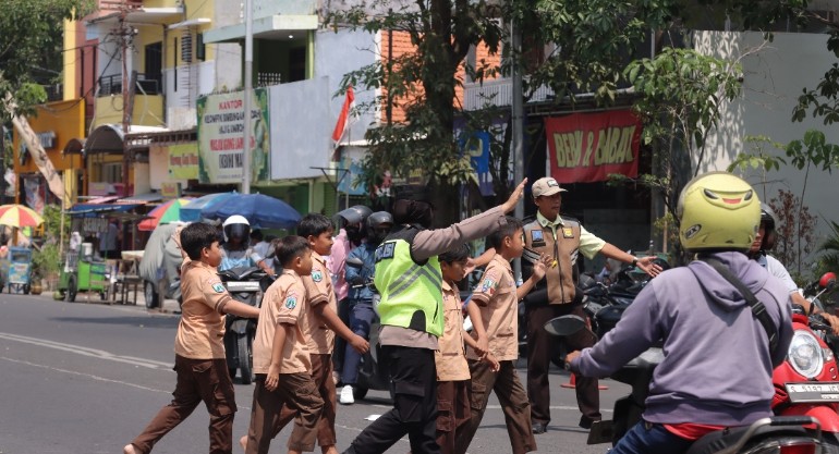Polwan Polres Lamongan beri pelayanan ke Masyarakat