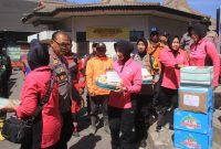 Polres Probolinggo dan Bhayangkari salurkan bantuan untuk relawan karhutla
