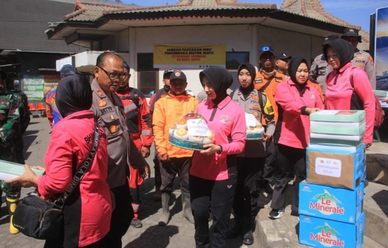 Polres Probolinggo dan Bhayangkari salurkan bantuan untuk relawan karhutla