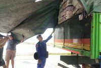 Satpolairud Polres Situbondo cek muatan truk di Pelabuhan Jangkar