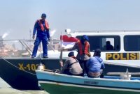Satpolairud Polres Gresik pasang bendera Merah Putih