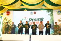 Kapolres Gresik AKBP Ramadhan Nasution bersama Forkopimda dan PT Smelting saat tanam 10.000 Mangrove