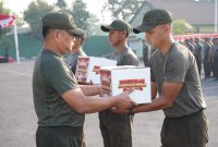 Danrem 084/Bhaskara Jaya Brigjen TNI Kohir bagi bingkisan ke prajurit