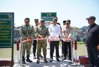 Danrem 084/Bhaskara Jaya Brigjen TNI Kohir saat peresmian Jembatan Garuda