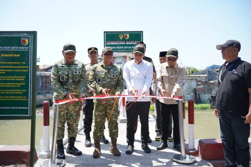 Danrem 084/Bhaskara Jaya Brigjen TNI Kohir saat peresmian Jembatan Garuda