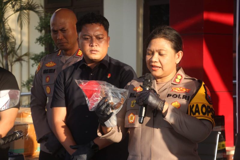 Kapolres Probolinggo AKBP Asmida Rizki Siregar berikan keterangan