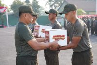 Danrem 084/Bhaskara Jaya Brigjen TNI Kohir beri bingkisan untuk prajurit
